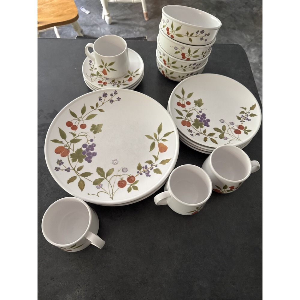Noritake Progression "Berries 'n Such" #9070 Japan-4 Piece Place Settings